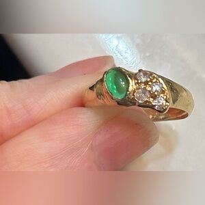 Genuine 18K gold ring with emerald and diamond embellishment sz 6.5